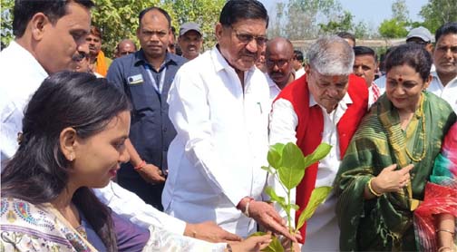 मंत्री दयालदास बघेल ने किया पौधरोपण, दिया पर्यावरण संरक्षण का संदेश - ’पर्यावरण के बिना जीवन संभव नहीं’ मंत्री दयालदास बघेल ने किया पौधरोपण, दिया पर्यावरण संरक्षण का संदेश - ’पर्यावरण के बिना जीवन संभव नहीं’