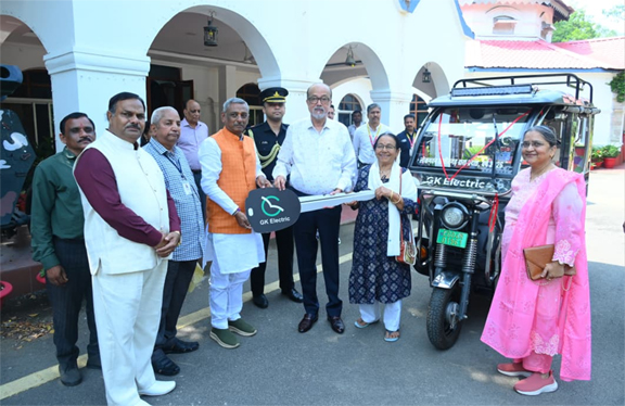राज्यपाल डेका द्वारा बाल कल्याण परिषद को ई रिक्शा प्रदत्त राज्यपाल डेका द्वारा बाल कल्याण परिषद को ई रिक्शा प्रदत्त