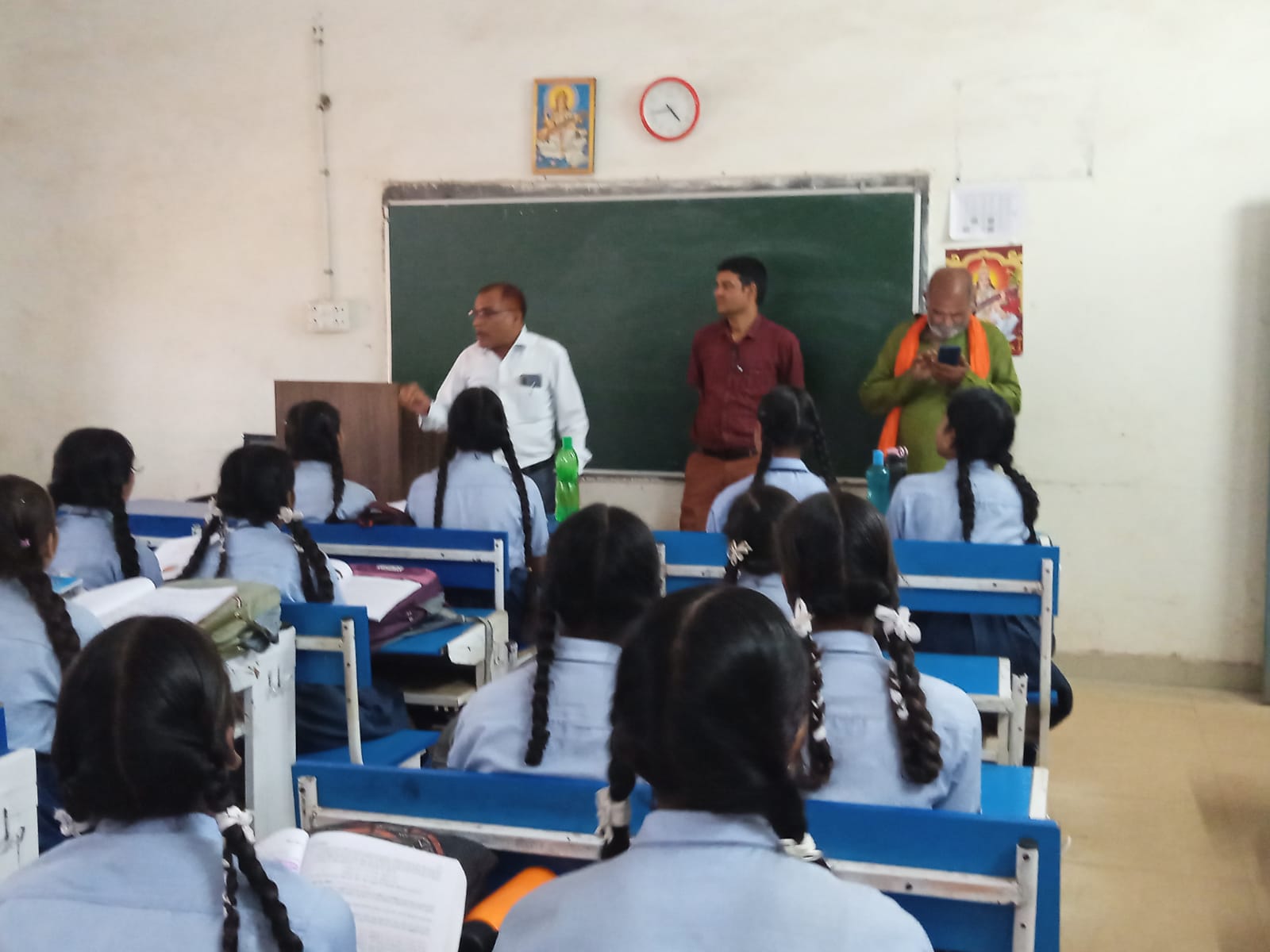 शिक्षकों की उपस्थिति और पढ़ाई में लापरवाही पर सख्ती, प्राचार्यों से मांगा स्पष्टीकरण शिक्षकों की उपस्थिति और पढ़ाई में लापरवाही पर सख्ती, प्राचार्यों से मांगा स्पष्टीकरण