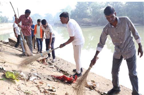 रामपुर आश्रम में जनभागीदारी से चला सेवा संकल्प के साथ स्वच्छता अभियान रामपुर आश्रम में जनभागीदारी से चला सेवा संकल्प के साथ स्वच्छता अभियान