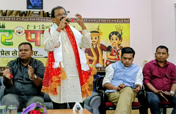 प्रेस क्लब में गूंजा जस गीत, दिलीप षडंगी ने बांधा भक्ति का समां प्रेस क्लब में गूंजा जस गीत, दिलीप षडंगी ने बांधा भक्ति का समां