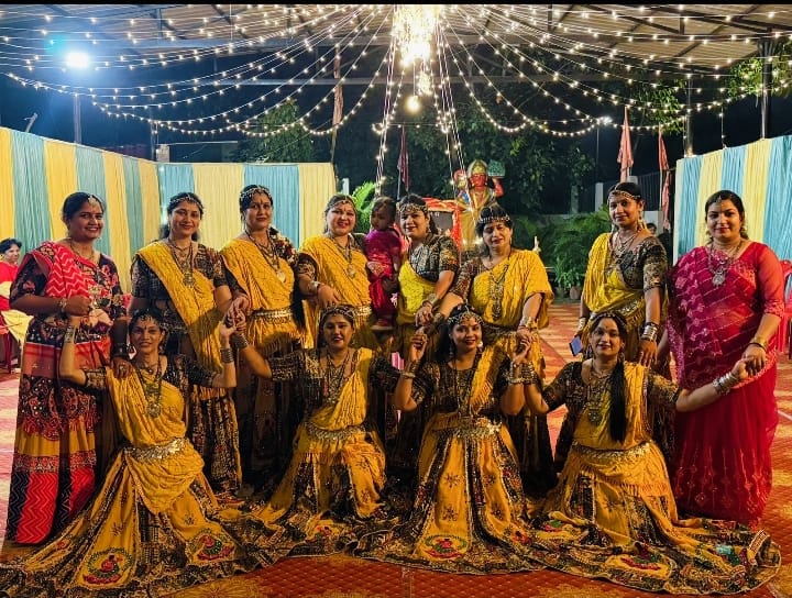 अज्ञेय नगर में डांडिया की धूम, रंग-बिरंगे परिधानों में सजी महिलाओं और युवतियों ने बिखेरा जलवा अज्ञेय नगर में डांडिया की धूम, रंग-बिरंगे परिधानों में सजी महिलाओं और युवतियों ने बिखेरा जलवा