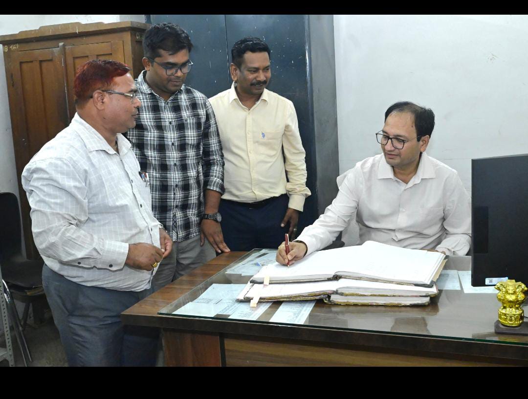 कलेक्टर ने किया जिला कोषालय का निरीक्षण कलेक्टर ने किया जिला कोषालय का निरीक्षण