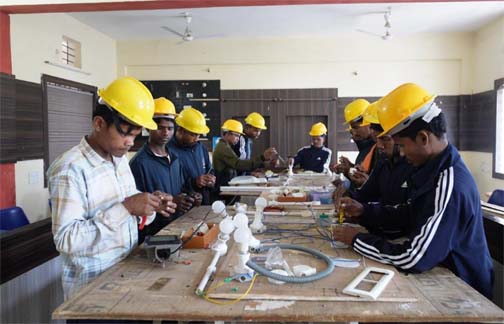 बस्तर के युवाओं को कौशल प्रशिक्षण से मिल रही आत्मनिर्भरता की नई राह बस्तर के युवाओं को कौशल प्रशिक्षण से मिल रही आत्मनिर्भरता की नई राह