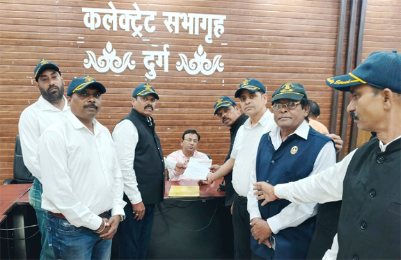 पूर्व सैनिकों के लिए सम्मानजनक वेतन, सफारी ड्रेस और उपयुक्त पद की मांग पूर्व सैनिकों के लिए सम्मानजनक वेतन, सफारी ड्रेस और उपयुक्त पद की मांग