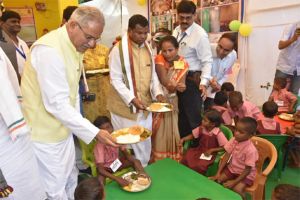 संवरता सुकमा :  मुख्यमंत्री ने गर्भवती माताओं को दी सुपोषण टोकरी और बच्चों को कराया भोजन