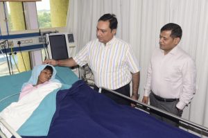 राहुल का हाल जानने अस्पताल पहुंचे संभागायुक्त एवं आईजी, शीघ्र स्वास्थ्य लाभ की कामना की