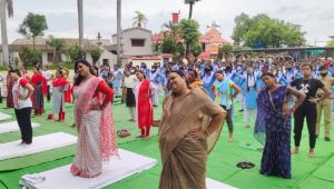 अंतरराष्ट्रीय योग दिवस पर महिला एवं बाल विकास तथा समाज कल्याण मंत्री श्रीमती अनिला भेंड़िया की उपस्थिति में बालोद जिले के गंगा मैया मंदिर प्रांगण में जिला स्तरीय योग कार्यक्रम