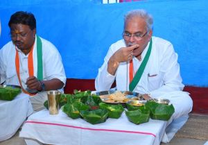  मुख्यमंत्री श्री बघेल ने किसान अर्जुन दीवान के घर किया दोपहर का भोजन