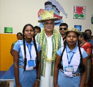 स्वामी आत्मानन्द स्कूल में बिटिया रोशनी और रिया मुख्यमंत्री के स्वागत में छिंद पत्ते की माला और पारंपरिक टोपी लेकर खड़ी थीं