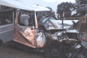 जशपुर में हादसा: स्कार्पियो को टक्कर मार पेड़ से भिड़ा ट्रक, एक की मौत, 8 घायल