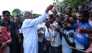   भेंट मुलाकात -जगन्नाथपुर : मुख्यमंत्री ने गुलाब की पंखुड़ियों की बारिश कर जनता जनार्दन का किया अभिनंदन