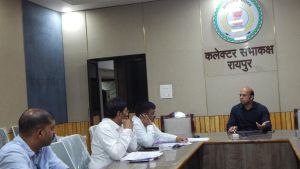  कलेक्टर डॉ भुरे ने विद्युत विभाग के अधिकारियों की ली बैठक