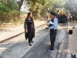 कलेक्टर डॉ.फरिहा आलम सिद्दकी ने सड़क निर्माण कार्य का लिया जायजा