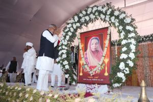  मुख्यमंत्री ने ग्राम बतरा पहुंचकर संसदीय सचिव श्री पारसनाथ राजवाड़े की माता स्वर्गीय श्रीमती बालकुंवर राजवाड़े को दी श्रद्धांजलि