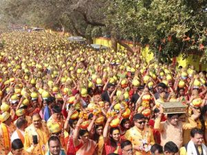पीली साड़ी पहनकर 25 हजार से अधिक महिलाओं ने उठाया कलश