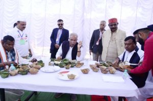 मुख्यमंत्री  भूपेश बघेल ने सिरहा, गुनिया, गायता, पुजारी, मांझी, बाजा-मोहरिया, आठ पहरिया, राजीव युवा मितान क्लब, गोठान समिति और पंचायती राज प्रतिनिधियों के साथ किया भोजन