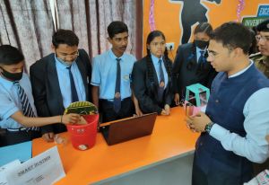 डीजे, कलेक्टर एवं पुलिस अधीक्षक ने स्वामी आत्मानंद हिन्दी माध्यम विद्यालय में विद्यार्थियों द्वारा बनाए गए माॅडल का किया अवलोकन