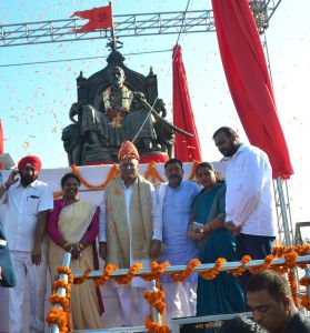  मुख्यमंत्री ने छत्रपति शिवाजी की मूर्ति का किया अनावरण