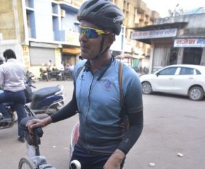  पर्यावरण प्रदूषण की रोकथाम और नशामुक्ति का संदेश लेकर छत्तीसगढ़ की यात्रा पर निकला युवक संतोष गुप्ता, हर दिन 200 किमी चलाते हैं साइकिल