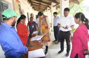  मुख्य निर्वाचन पदाधिकारी छत्तीसगढ़ रीना बाबा साहेब कंगाले ने सरगुजा जिले के विभिन्न मतदान केंद्रों का किया सघन निरीक्षण