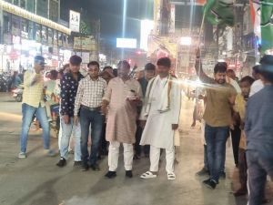  रायपुर दक्षिण के कांग्रेसियों ने कर्नाटक की जीत पर की आतिशबाजी.....