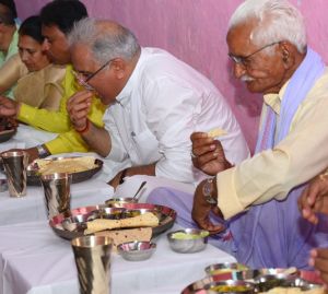  मुख्यमंत्री भूपेश बघेल ने ग्राम कडार निवासी किसान श्री ढेलुराम साहू के घर स्वादिष्ट छत्तीसगढ़ी व्यजंनों का चखा स्वाद