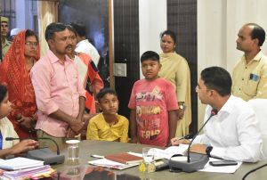  कलेक्टर ने जनदर्शन में सुनी आम लोगों की समस्याएं,  प्राप्त आवेदनों के निराकरण हेतु त्वरित कार्रवाई करने के दिए निर्देश