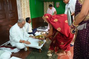  मुख्यमंत्री ने ग्राम भटगांव निवासी किसान लखन लाल साहू के घर स्वादिष्ट छत्तीसगढ़ी भोजन का लिया स्वाद