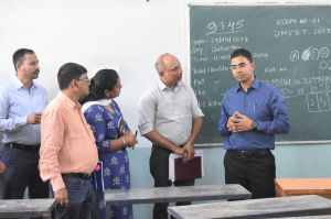 कलेक्टर ने किया स्वामी आत्मानंद उत्कृष्ट अंग्रेजी माध्यम स्कूल सिकोसा का निरीक्षण