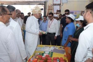 ग्राम-चिर्रा रीपा में दिव्यांग ललिता राठिया ने मुख्यमंत्री  भूपेश बघेल को समूह द्वारा संचालित गतिविधियों को बताया