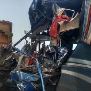 रायपुर-बिलासपुर हाईवे पर भीषण सड़क हादसा,  खड़े ट्रक में घुस गई तेज रफ्तार बस, 1 की मौत, 12 यात्री घायल