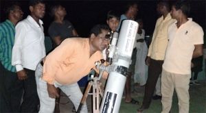  टेलीस्कोप से चांद व शुक्र को देखने पाटन क्षेत्र के असोगा गांव में उमड़े लोग