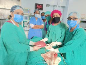 जिला चिकित्सालय में 8 किलो के ओवरी सिस्ट का हुआ ऑपरेशन