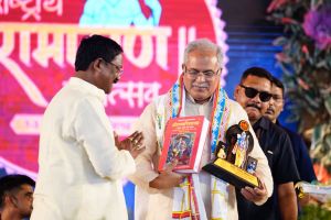  राष्ट्रीय रामायण महोत्सव : मुख्यमंत्री श्री बघेल का महोत्सव के शुभारंभ अवसर पर रामचरित मानस की प्रति भेंट-कर एवं राजकीय गमछे के साथ किया गया स्वागत