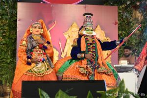 राष्ट्रीय रामायण महोत्सव के तीसरे दिन आज केरल से आए कलाकार दल ने पारंपरिक लोक वेशभूषा में प्रस्तुति दी