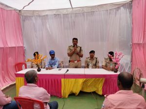 सुरक्षित यातायात के प्रति जागरुकता लाने मंदिरहसौद पुलिस द्वारा लगाया गया शिविर