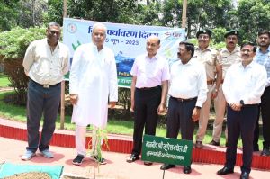 मुख्यमंत्री ने विश्व पर्यावरण दिवस के अवसर पर अपने निवास परिसर में आंवला का पौधा रोपा