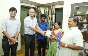  मितान बन 5500 वां कार्ड लेकर कलेक्टर  तारन प्रकाश सिन्हा पहुंचे हितग्राही के घर