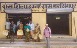 नरसिंगपुर गौठान में बांस हस्त शिल्प निर्माण में रीपा बन रही आजीविका केंद्र