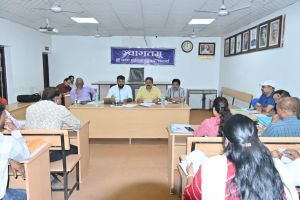  महापौर नीरज पाल एवं निगम आयुक्त रोहित व्यास ने विकास एवं निर्माण कार्यों की ली मैराथन समीक्षा बैठक 