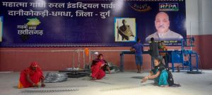 धमधा विकासखण्ड के दानीकोकड़ी में रीपा योजना के तहत युवाओं को मिल रहा है रोजगार