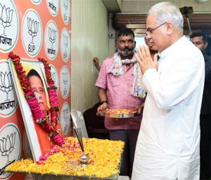 मुख्यमंत्री ने स्वर्गीय श्री विद्यारतन भसीन के  निवास पहुंचकर उन्हें दी श्रद्धांजलि