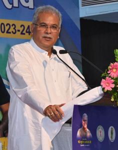 मुख्यमंत्री ने कहा- बेटा, यहां सब अपने लोग हैं और समाप्त हो गई तृप्ति की हिचक