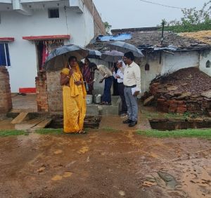 लोक स्वास्थ्य यांत्रिकी विभाग के अधिकारियों ने ग्राम खुटेरी में पेयजल स्त्रोतों का का लिया जायजा
