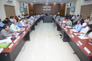  कलेक्टर ने की शासन के प्राथमिकता वाले कार्यों की समीक्षा 