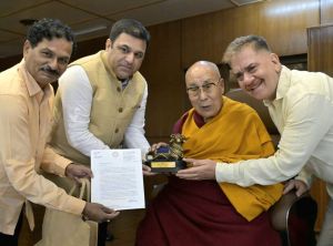 मुख्यमंत्री ने दलाई लामा को दिया छत्तीसगढ़ आने का न्यौता