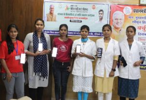  प्रतियोगी परीक्षाओं की तैयारी कर रही गुंजा, खुशबू की घर की आर्थिक स्थिति अब नहीं बन रही बाधक
