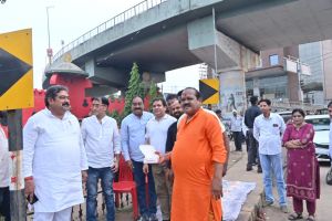 नेहरू नगर चौक की बढ़ेगी सुंदरता, आकर्षक लुक में नजर आएगा शहर का व्यस्ततम चौक, सौंदर्यीकरण कार्य का महापौर नीरज पाल ने भूमि पूजन कर प्रारंभ कराया कार्य