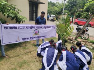 शासकीय उच्चतर माध्यमिक विद्यालय त्रिमूर्ति नगर के छात्र - छात्राओं ने ऑफिसर कॉलोनी स्थित निगम उद्यान में किया सामूहिक पौधरोपण    